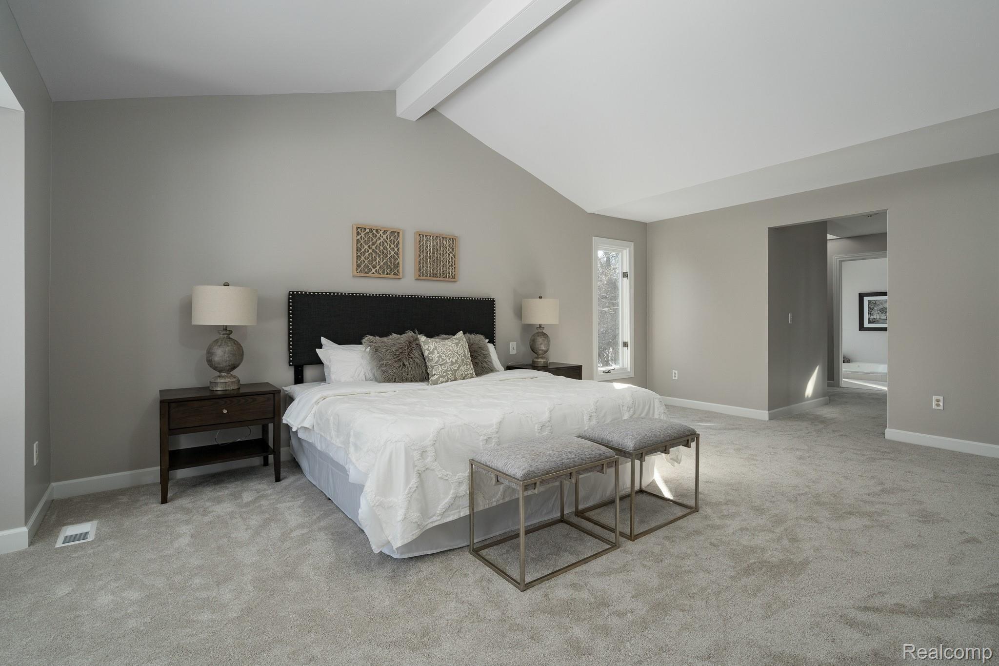 111 Devon Road Bloomfield Hills, MI 48302 - Photo 28 of 41 Master bedroom