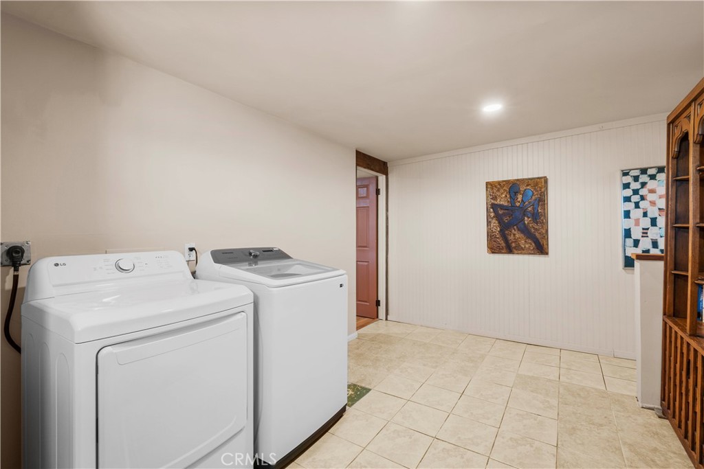 2750 Gibralter Road Landers, CA 92285 - Photo 32 of 56 a utility room with dryer and washer