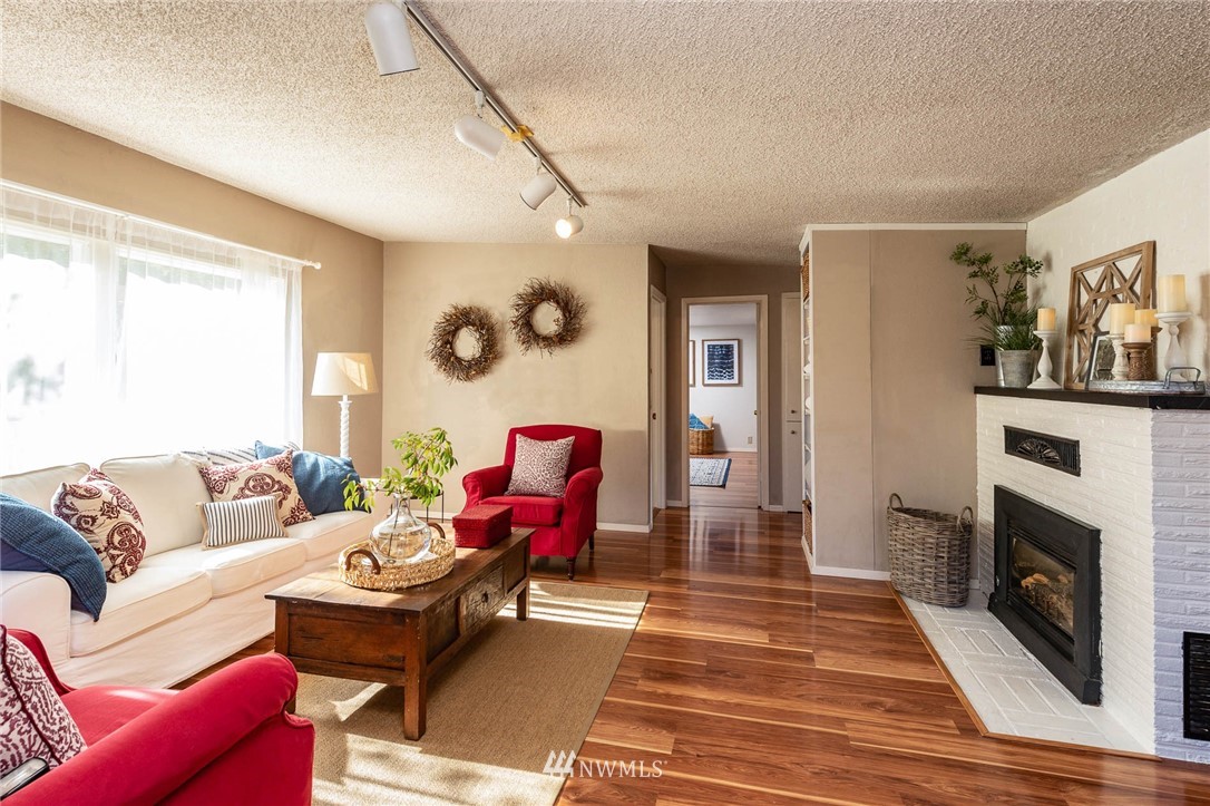 10410 Southwest Bank Road Vashon, WA 98070 - Photo 2 of 21 Gallery Image 2