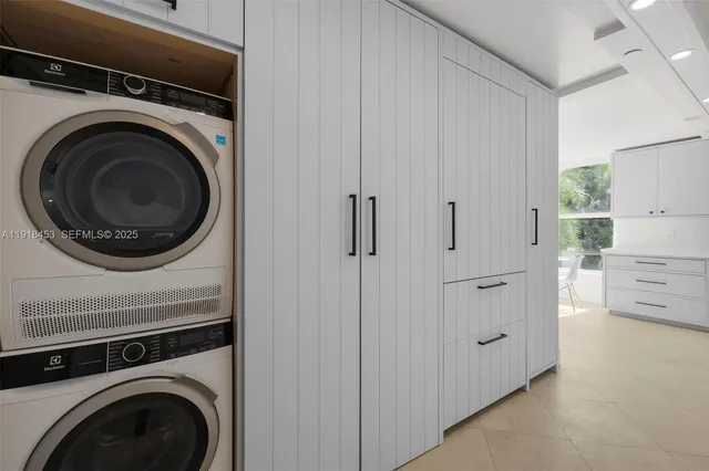 $2,600,000 | 605 Ocean Drive, Unit 2L, Key Biscayne, FL 33149