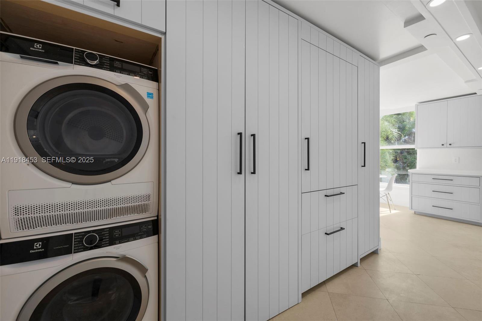 605 Ocean Drive, Unit 2L Key Biscayne, FL 33149 - Photo 16 of 46 a utility room with dryer and washer