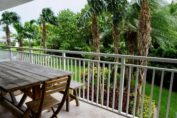 $2,600,000 | 605 Ocean Drive, Unit 2L, Key Biscayne, FL 33149
