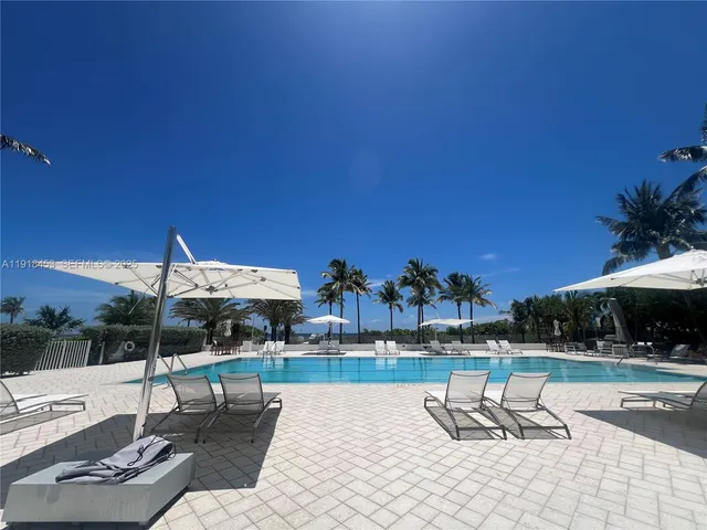 $2,600,000 | 605 Ocean Drive, Unit 2L, Key Biscayne, FL 33149