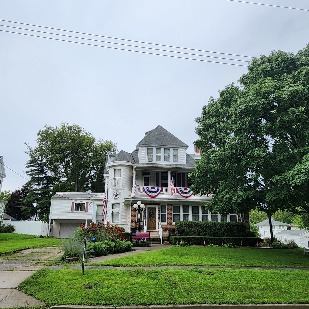 330 East Locust Street Watseka, IL 60970 - Photo 1 of 72 a front view of a house with a garden
