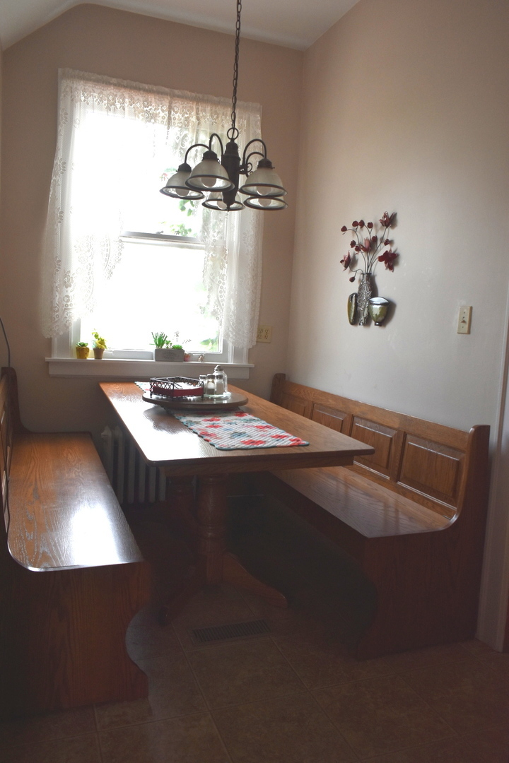 330 East Locust Street Watseka, IL 60970 - Photo 12 of 72 a view of kitchen and window