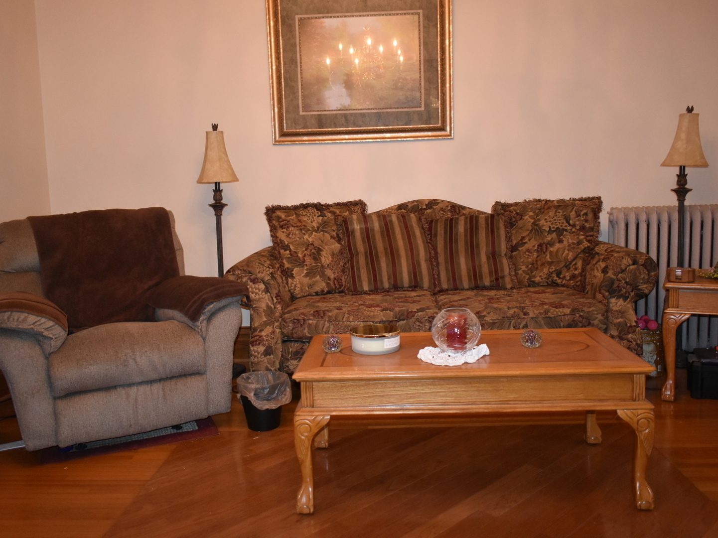 330 East Locust Street Watseka, IL 60970 - Photo 20 of 72 a living room with furniture and a lamp