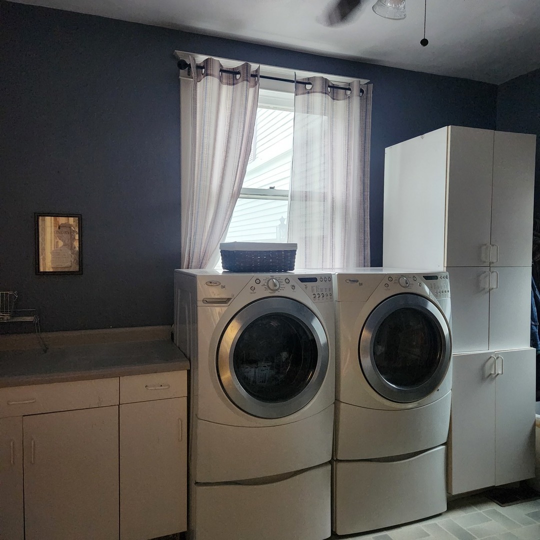 330 East Locust Street Watseka, IL 60970 - Photo 31 of 72 a utility room with dryer and washer