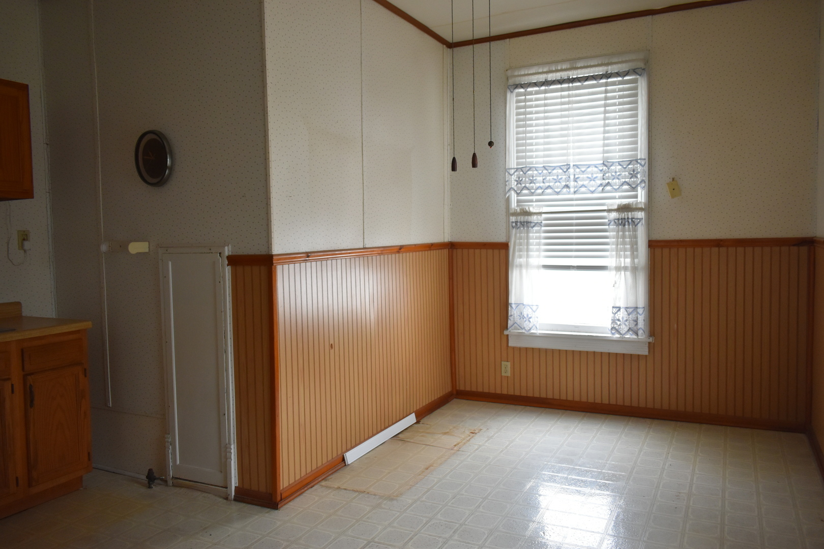 330 East Locust Street Watseka, IL 60970 - Photo 38 of 72 an empty room with windows and closet