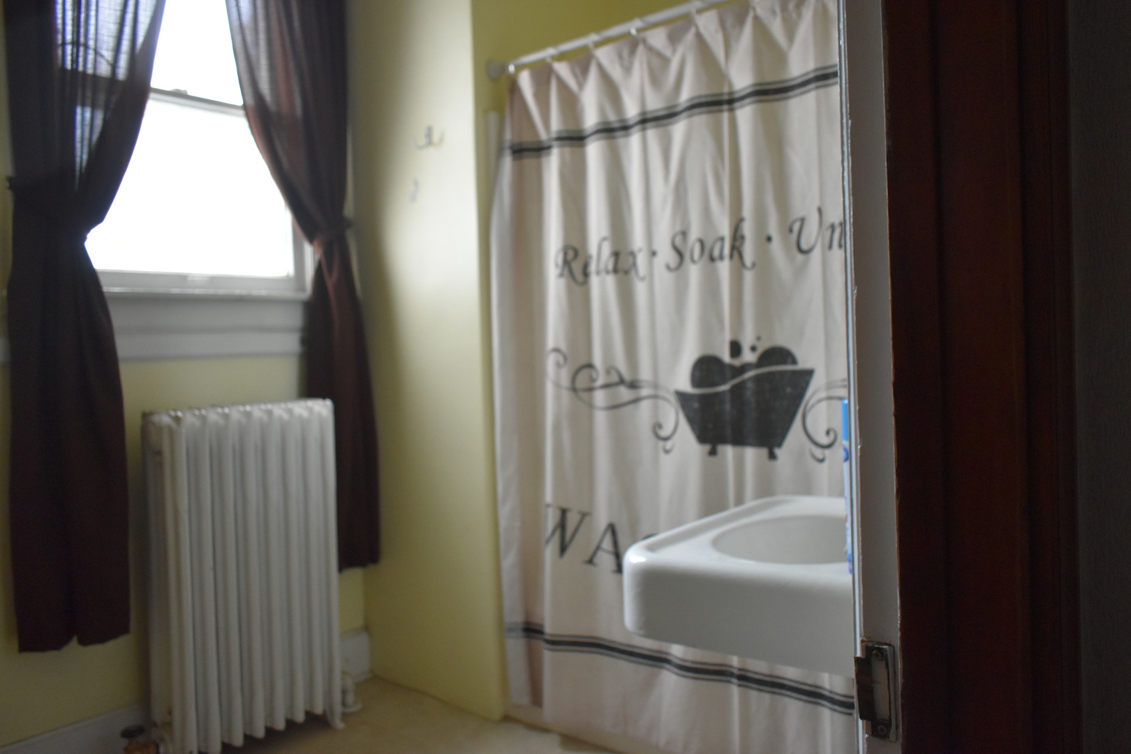 330 East Locust Street Watseka, IL 60970 - Photo 40 of 72 a bathroom with a bathtub and a window