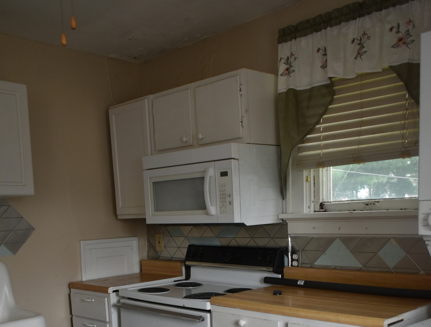 330 East Locust Street Watseka, IL 60970 - Photo 46 of 72 a living room with furniture and a fireplace