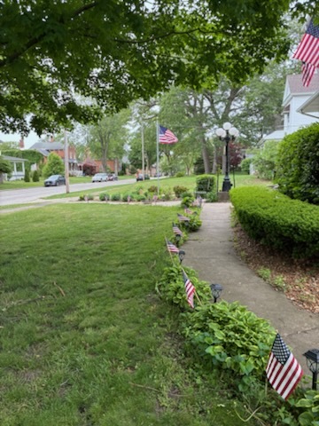330 East Locust Street Watseka, IL 60970 - Photo 5 of 72 a backyard of a house with table and chairs