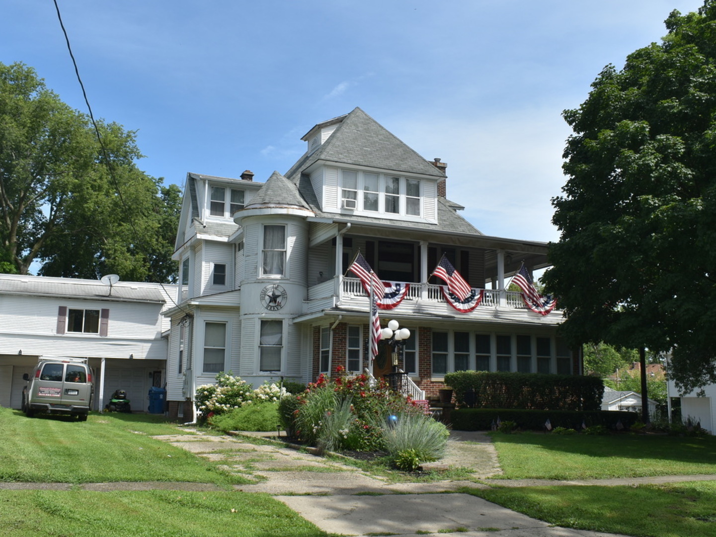 330 East Locust Street Watseka, IL 60970 - Photo 53 of 72 a front view of building with yard