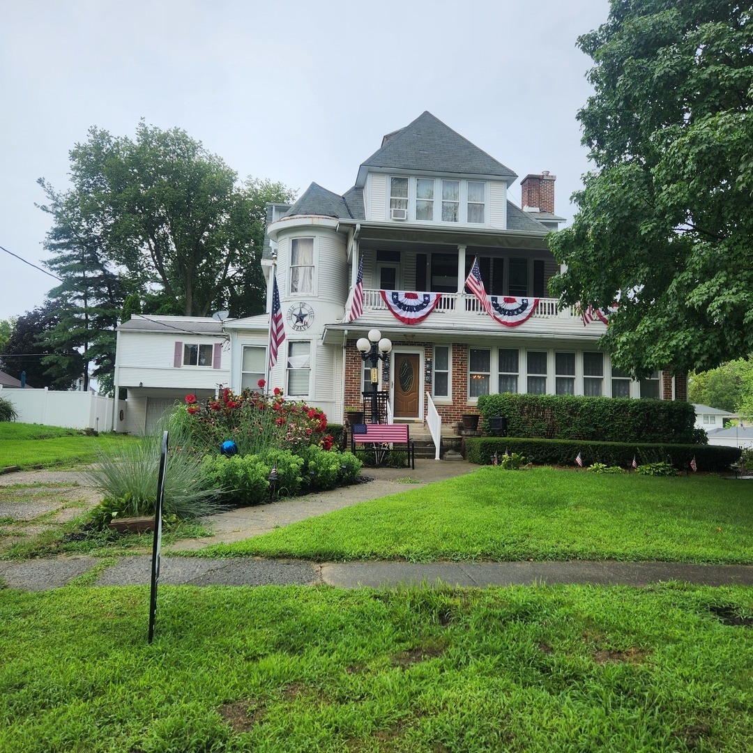 330 East Locust Street Watseka, IL 60970 - Photo 58 of 72 a front view of a house with garden
