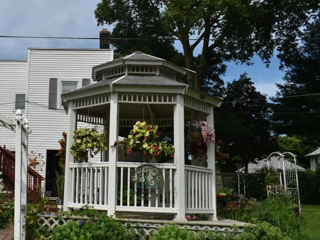 $325,000 | 330 East Locust Street, Watseka, IL 60970