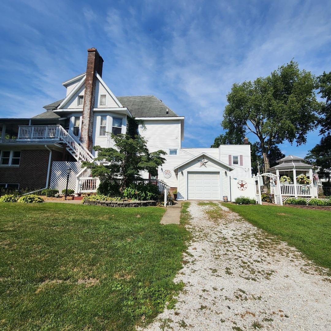 330 East Locust Street Watseka, IL 60970 - Photo 62 of 72 a front view of a house with a yard and garage