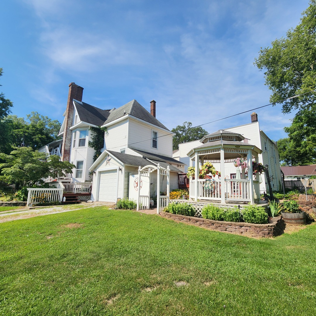 330 East Locust Street Watseka, IL 60970 - Photo 65 of 72 a front view of house with yard and green space