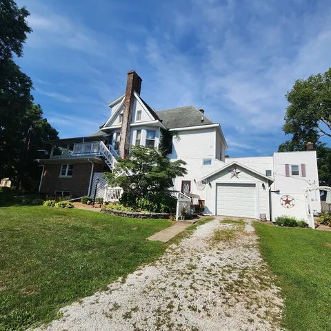 $325,000 | 330 East Locust Street, Watseka, IL 60970