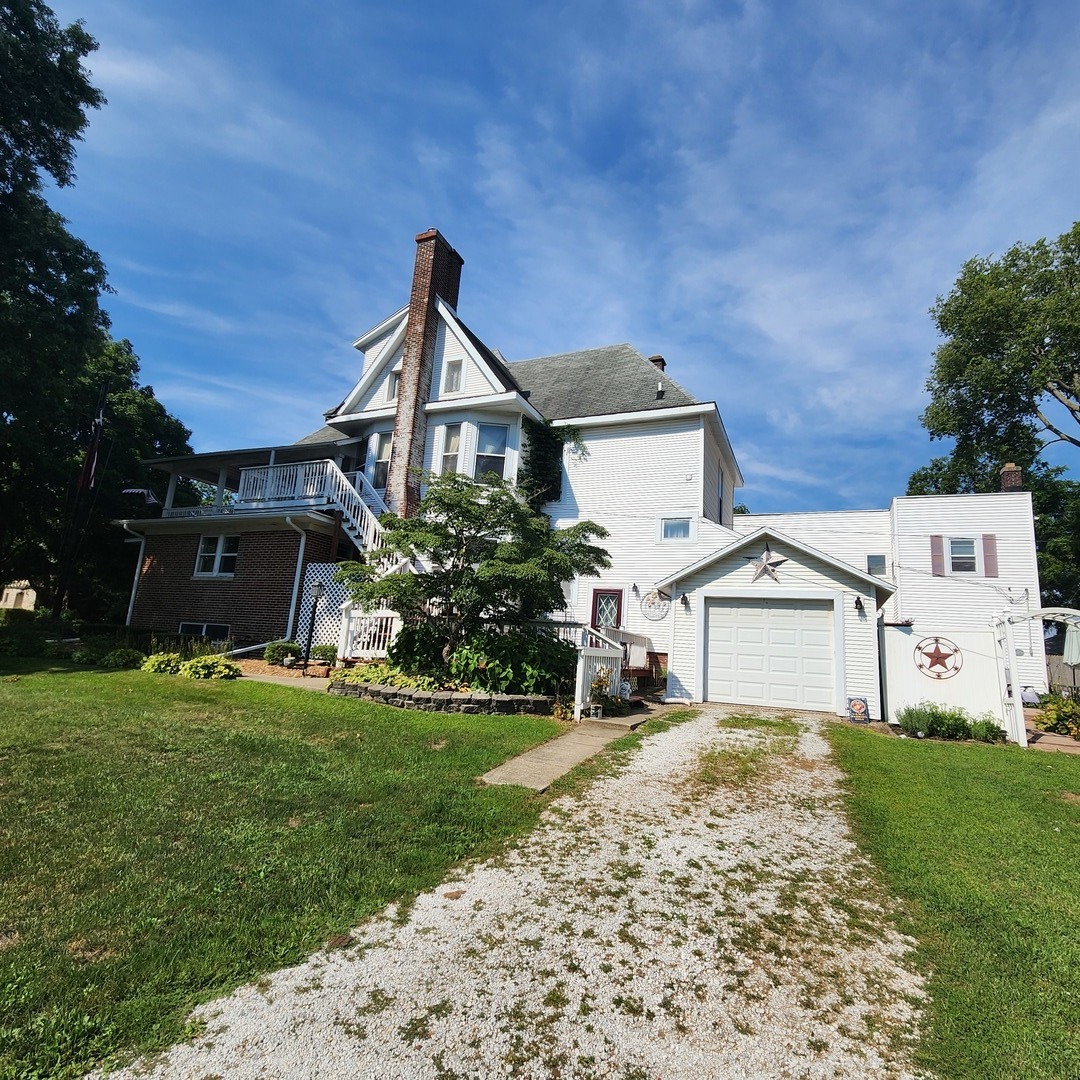 330 East Locust Street Watseka, IL 60970 - Photo 66 of 72 a front view of a house with a yard and garage