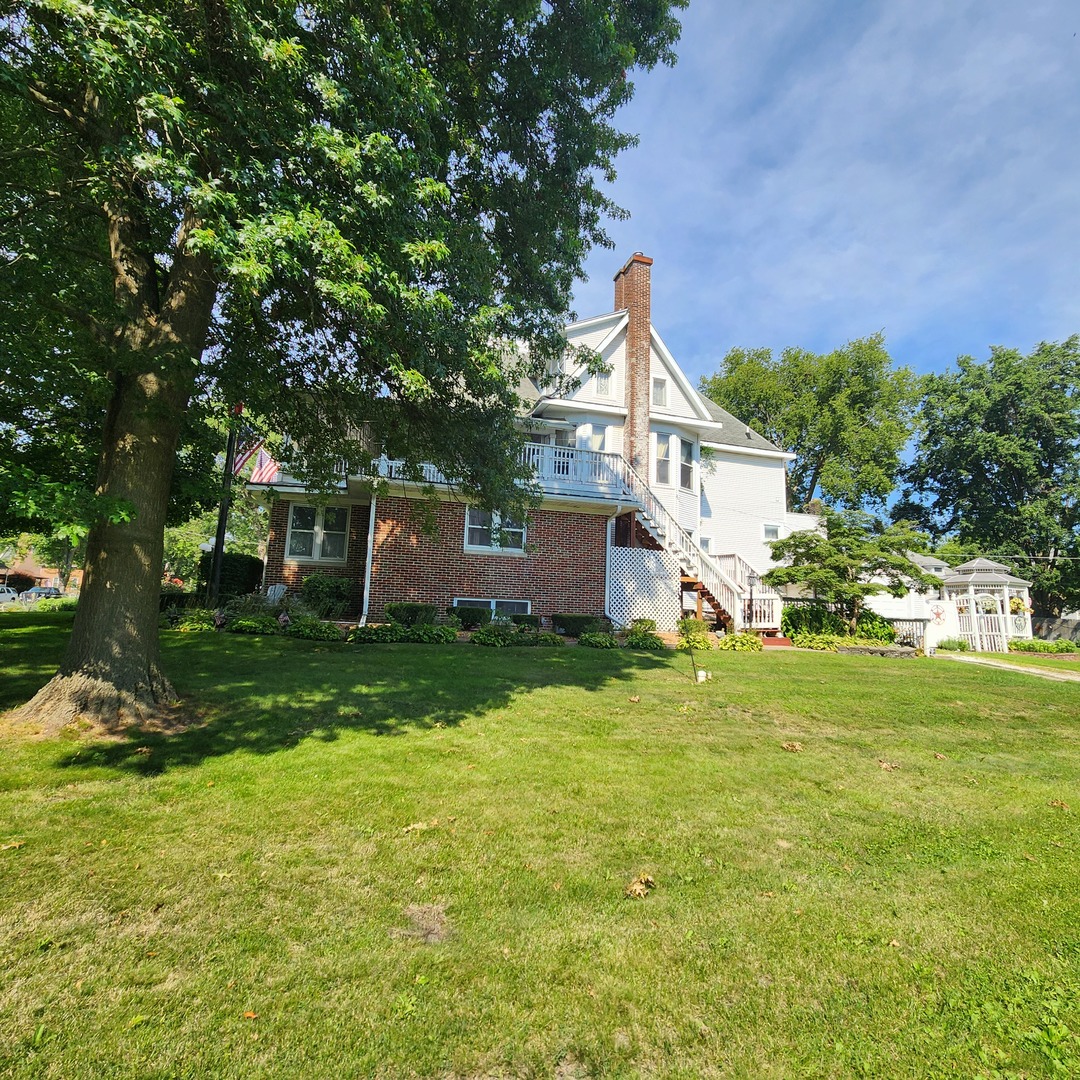 330 East Locust Street Watseka, IL 60970 - Photo 67 of 72 a front view of house with yard and green space