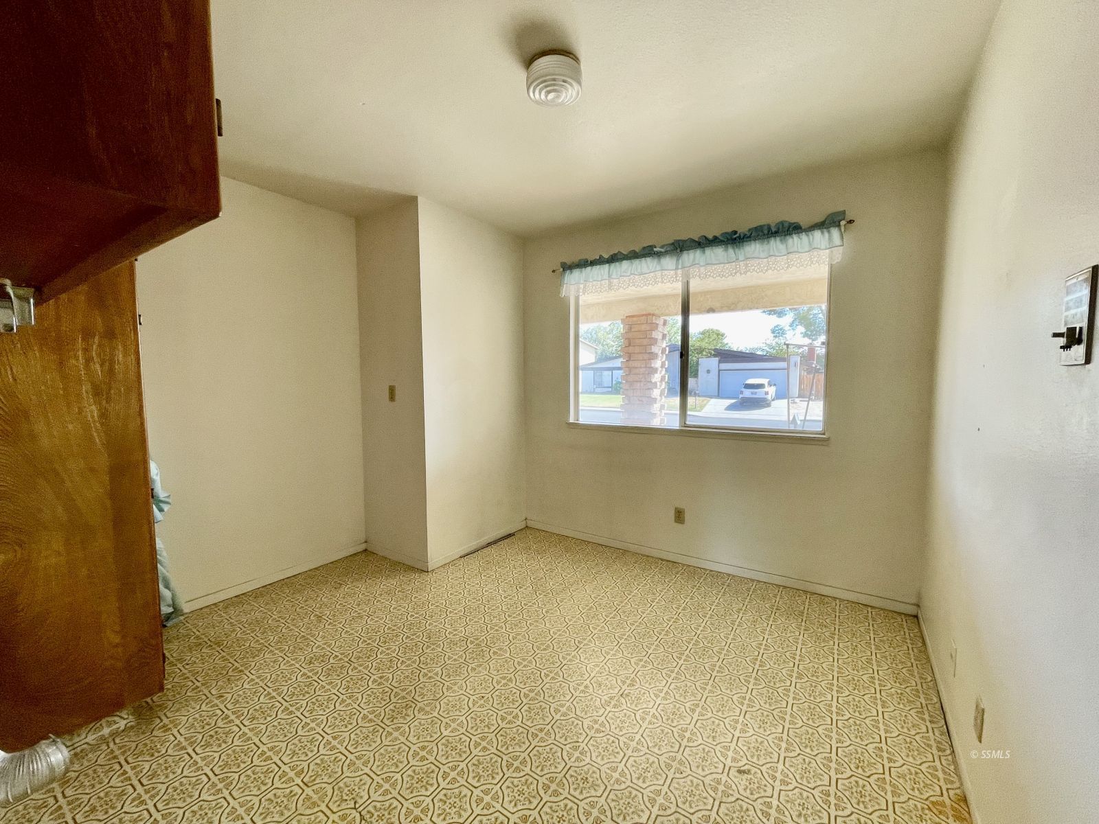 636 Mamie Street Ridgecrest, CA 93555 - Photo 24 of 39 an empty room with windows