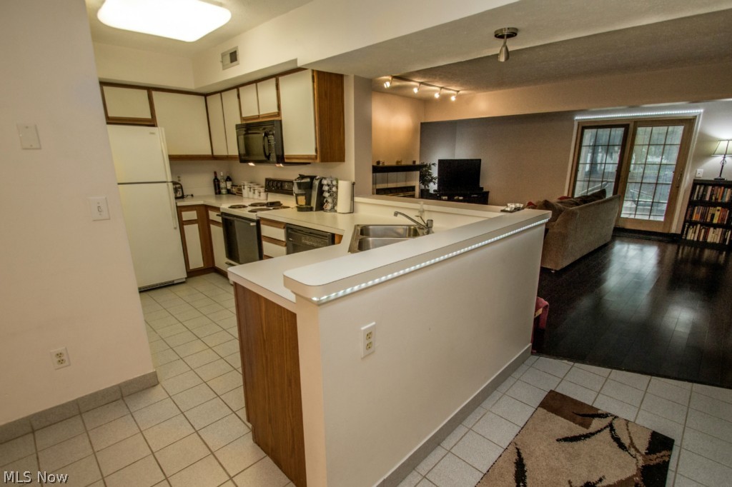16353 Emerald Point Road Middleburg Heights, OH 44130 - Photo 8 of 25