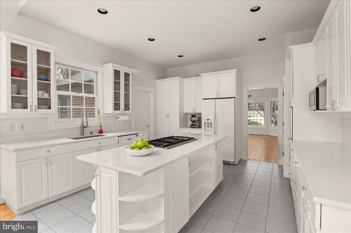 13635 Maidstone Lane Potomac, MD 20854 - Photo 22 of 66 Center island with gas cooking
