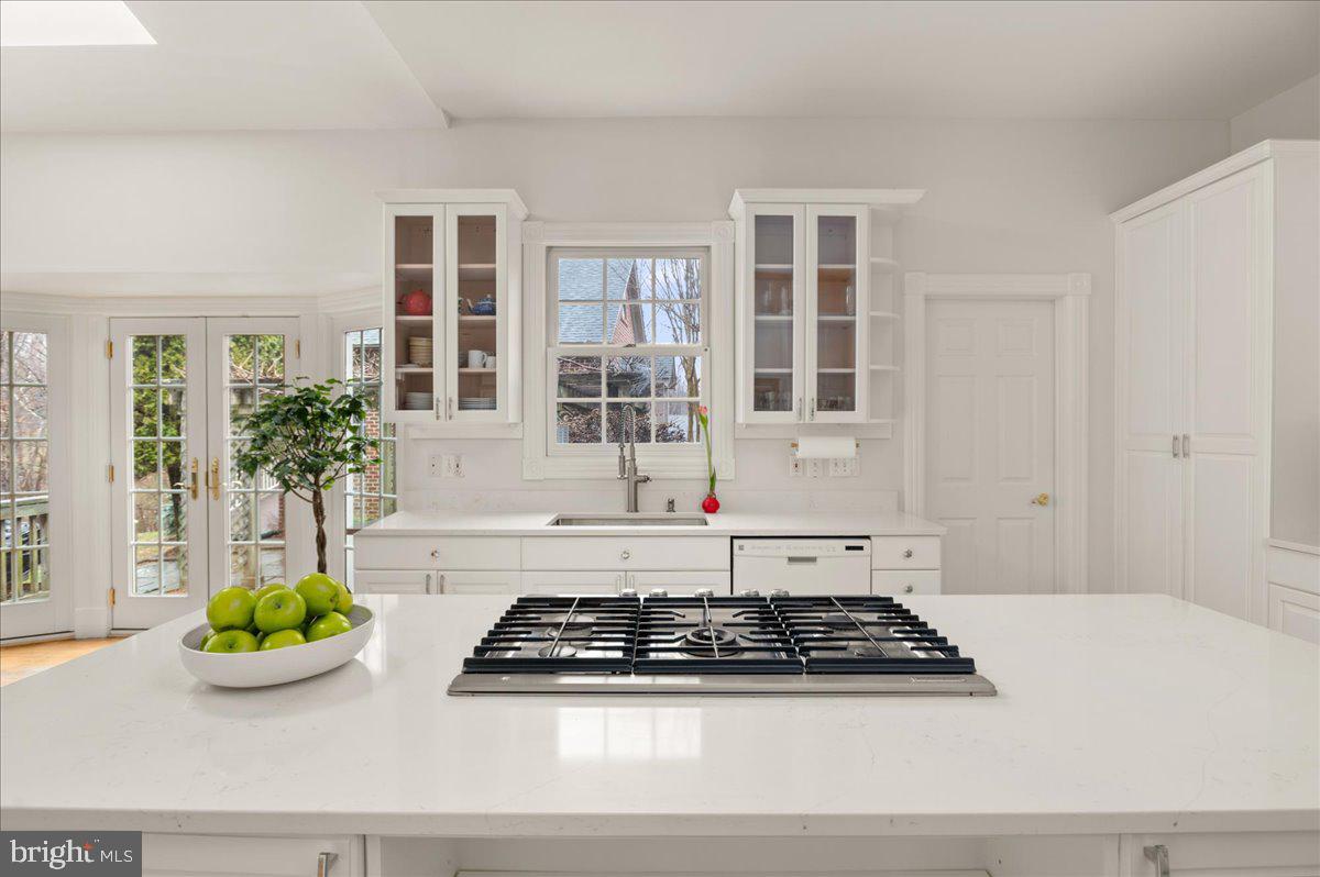 13635 Maidstone Lane Potomac, MD 20854 - Photo 24 of 66 Fabulous natural lighting