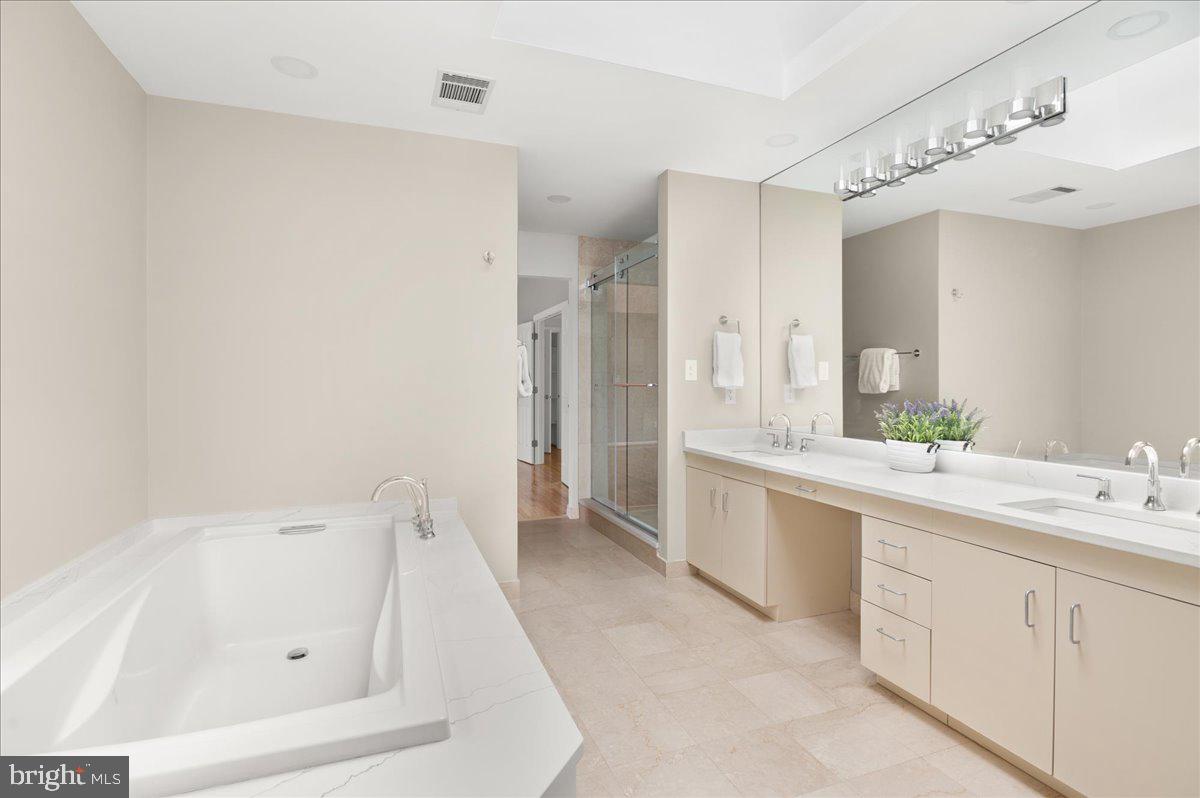 13635 Maidstone Lane Potomac, MD 20854 - Photo 35 of 66 Gorgeous! Separate water closet
