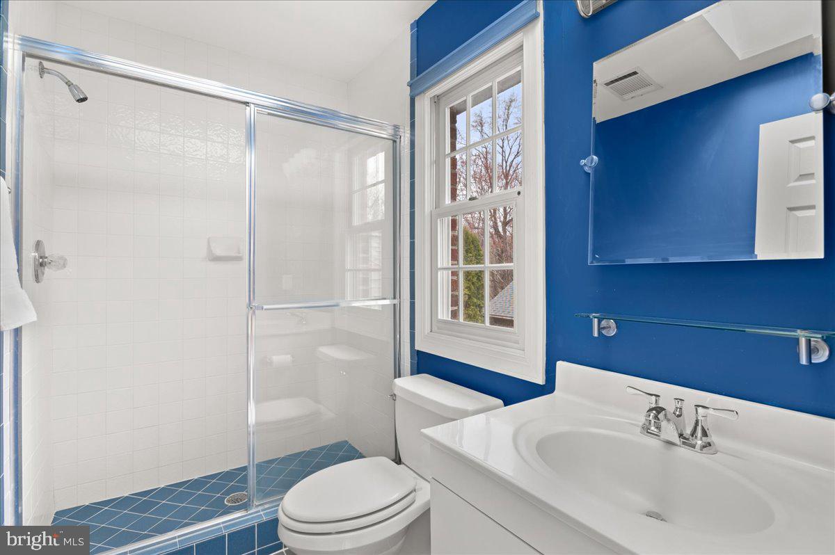 13635 Maidstone Lane Potomac, MD 20854 - Photo 38 of 66 Bedroom 2, en-suite bathroom
