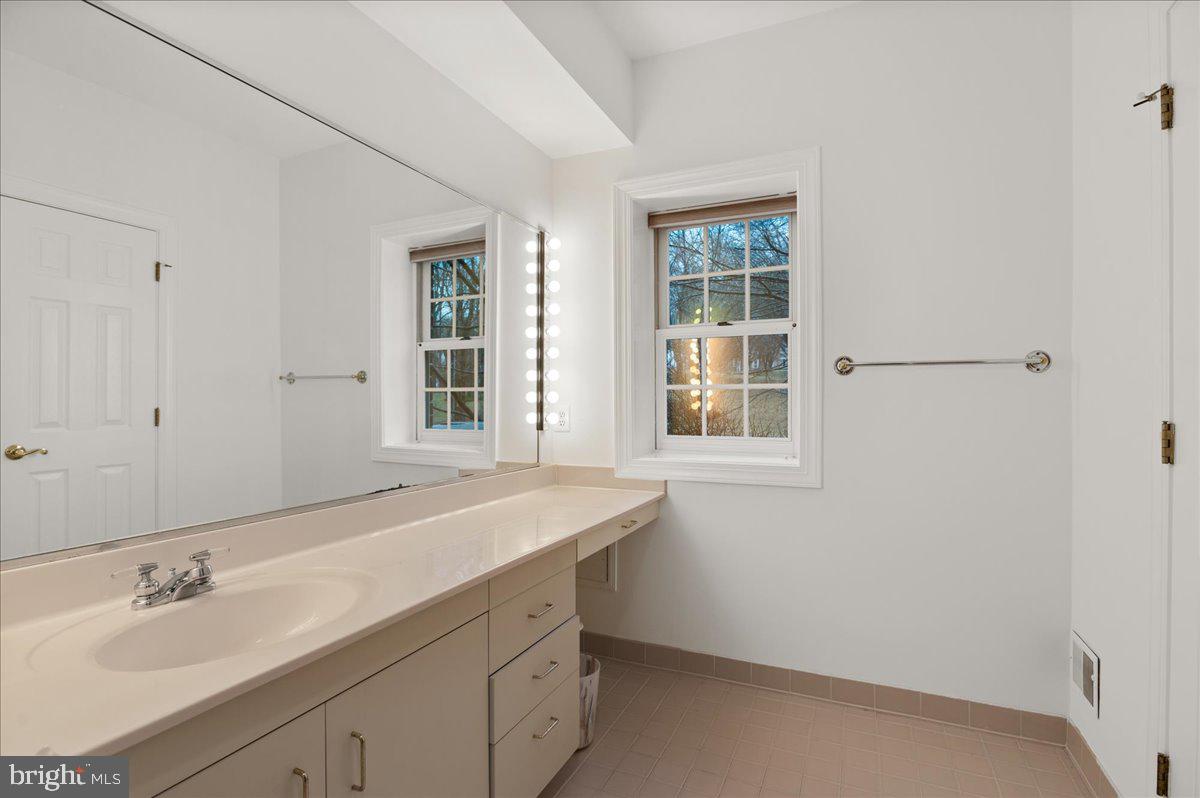 13635 Maidstone Lane Potomac, MD 20854 - Photo 48 of 66 Full bathroom