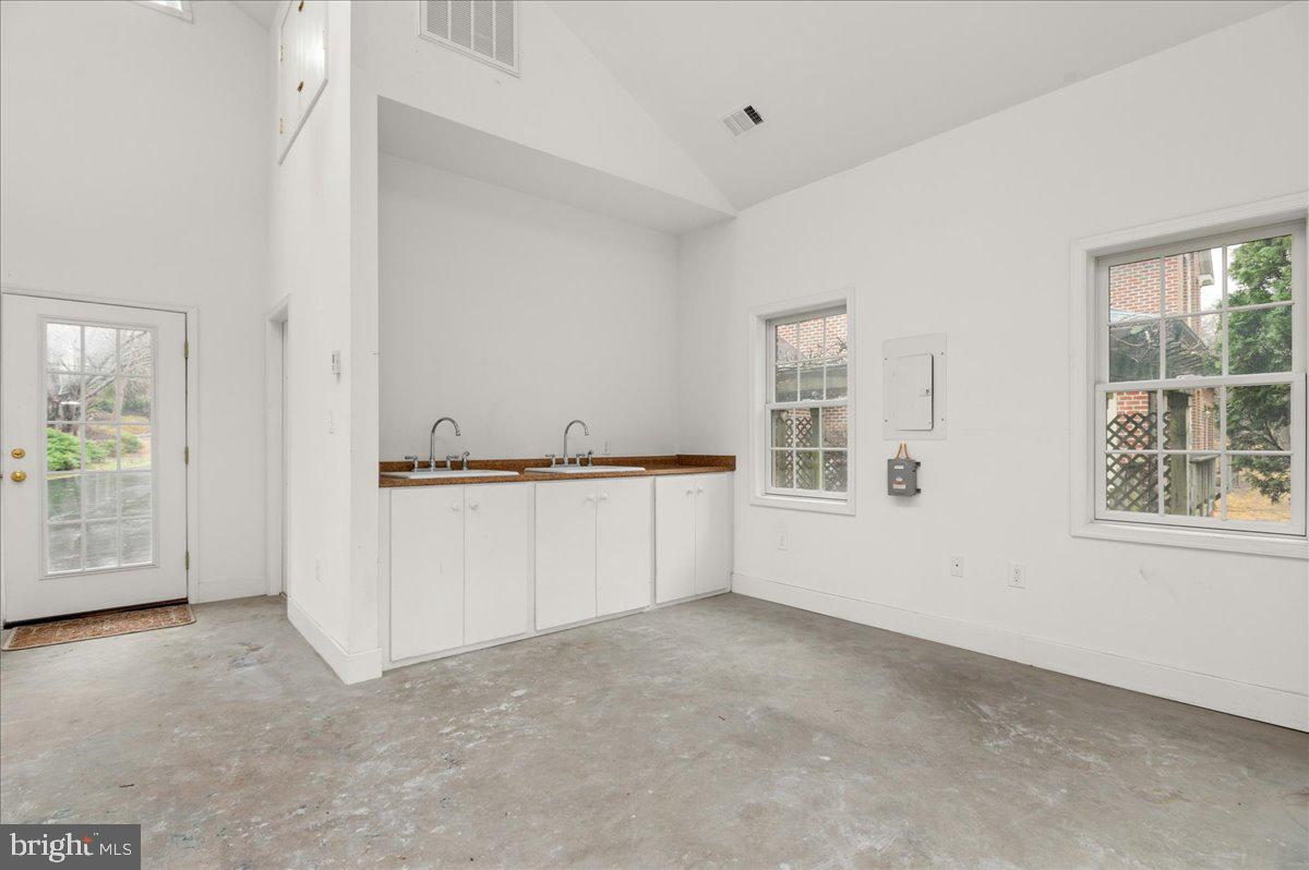 13635 Maidstone Lane Potomac, MD 20854 - Photo 55 of 66 Kitchenette and...