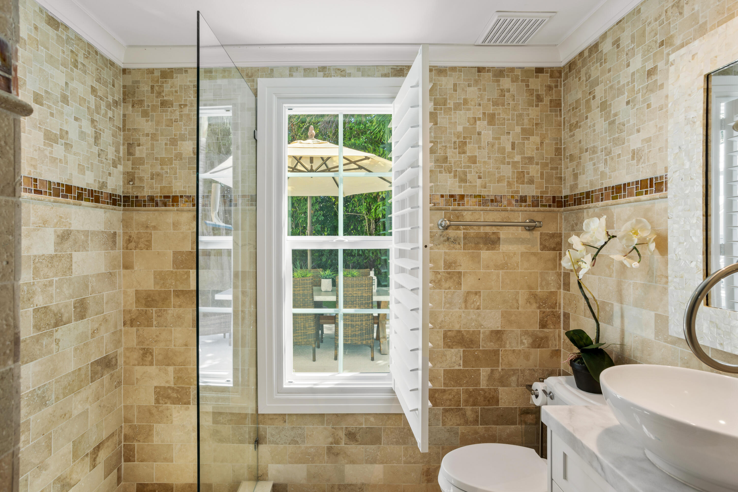 327 Arabian Road Palm Beach, FL 33480 - Photo 17 of 23 GUEST_BATH_TWO