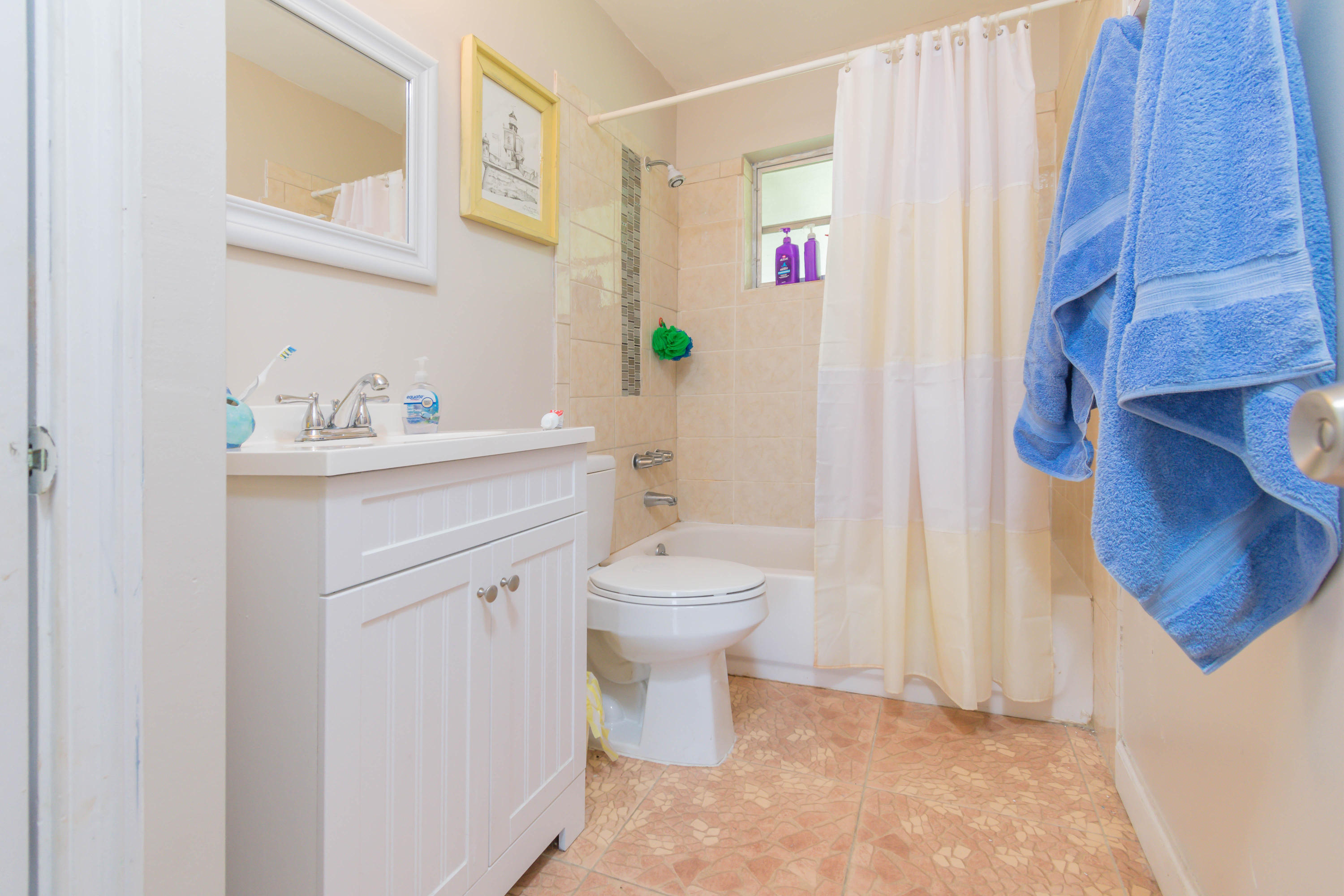 513 Harbour Road North Palm Beach, FL 33408 - Photo 18 of 48 Guest Bathroom
