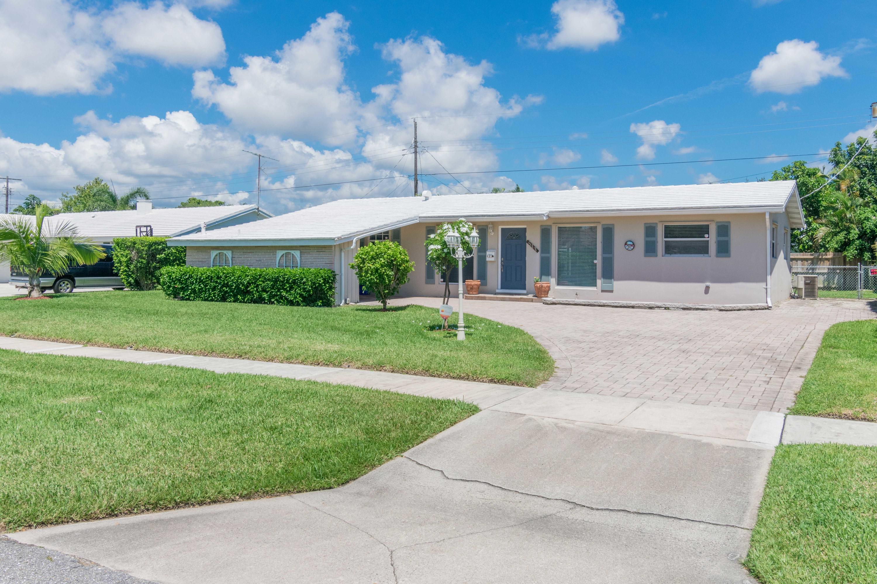 513 Harbour Road North Palm Beach, FL 33408 - Photo 2 of 48 Front Exterior