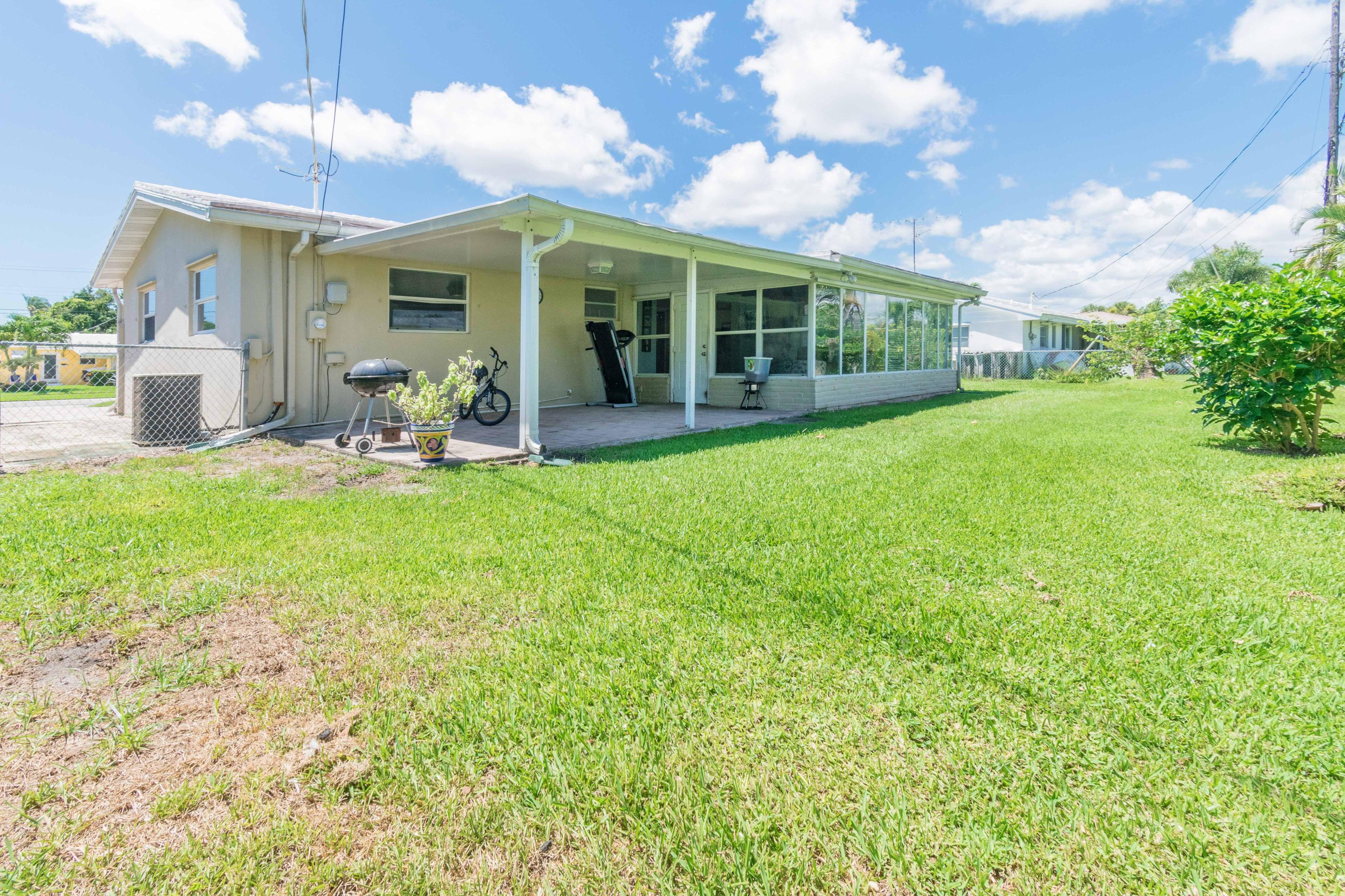 513 Harbour Road North Palm Beach, FL 33408 - Photo 23 of 48 Backyard