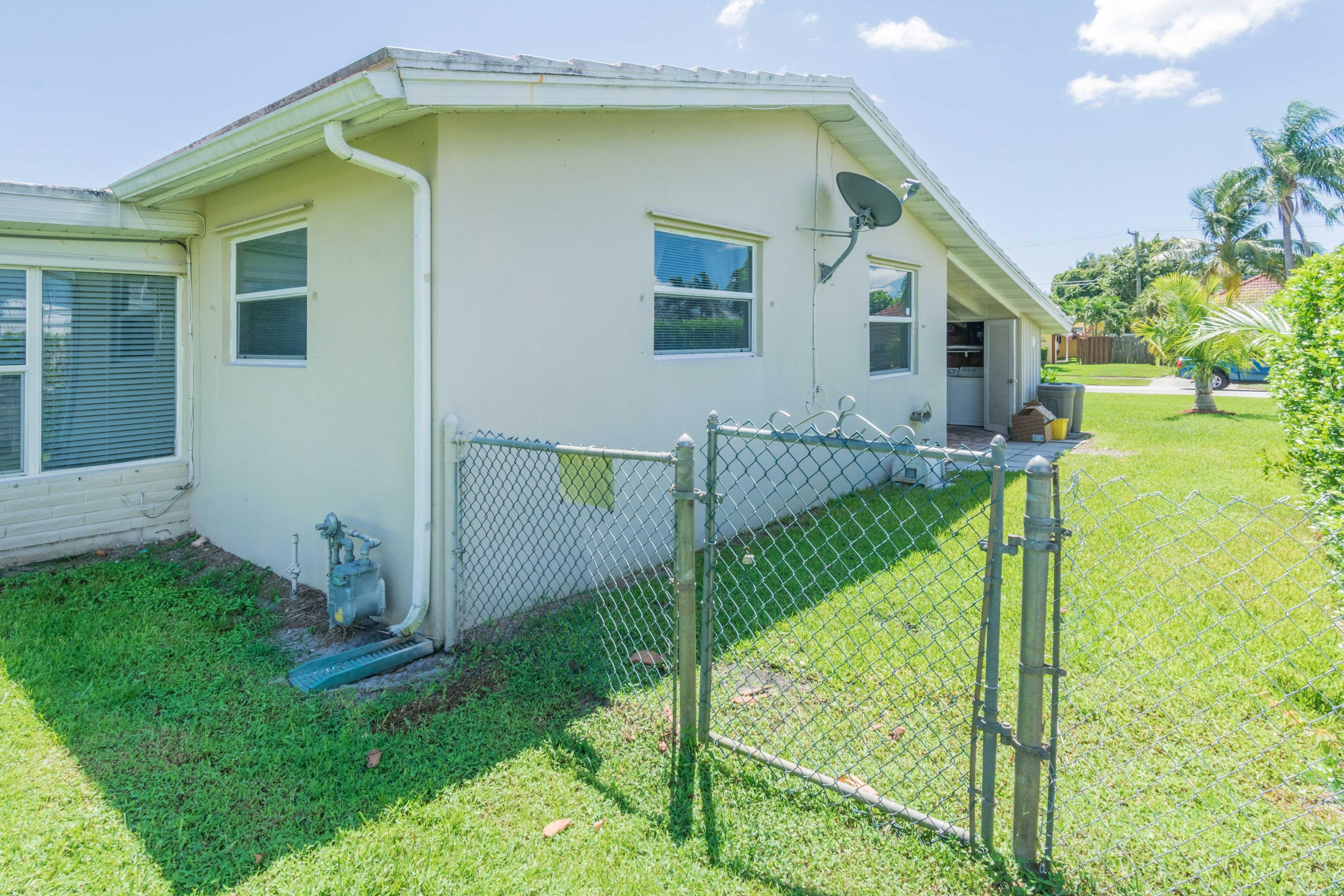 513 Harbour Road North Palm Beach, FL 33408 - Photo 28 of 48 Sideyard