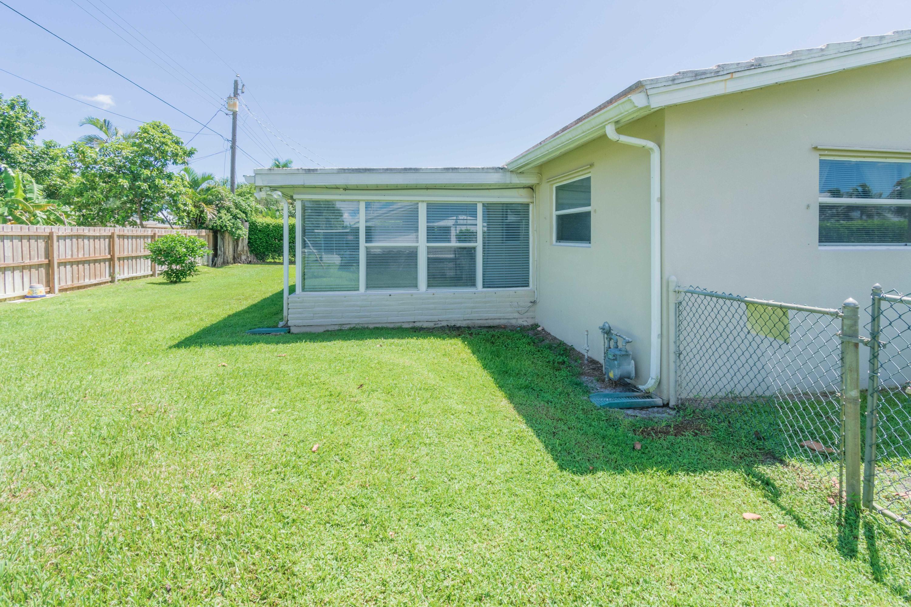 513 Harbour Road North Palm Beach, FL 33408 - Photo 29 of 48 Sideyard