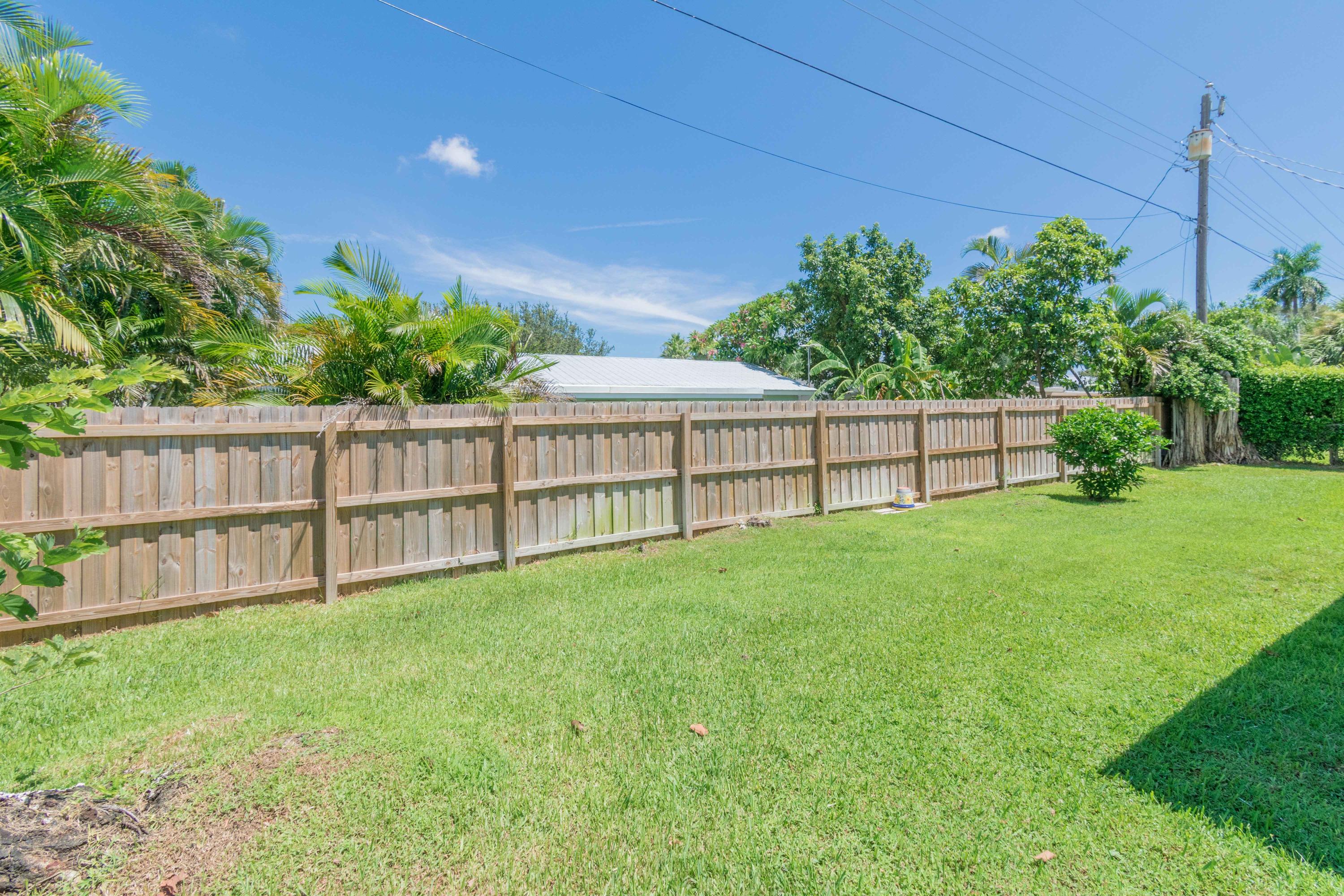 513 Harbour Road North Palm Beach, FL 33408 - Photo 30 of 48 Sideyard