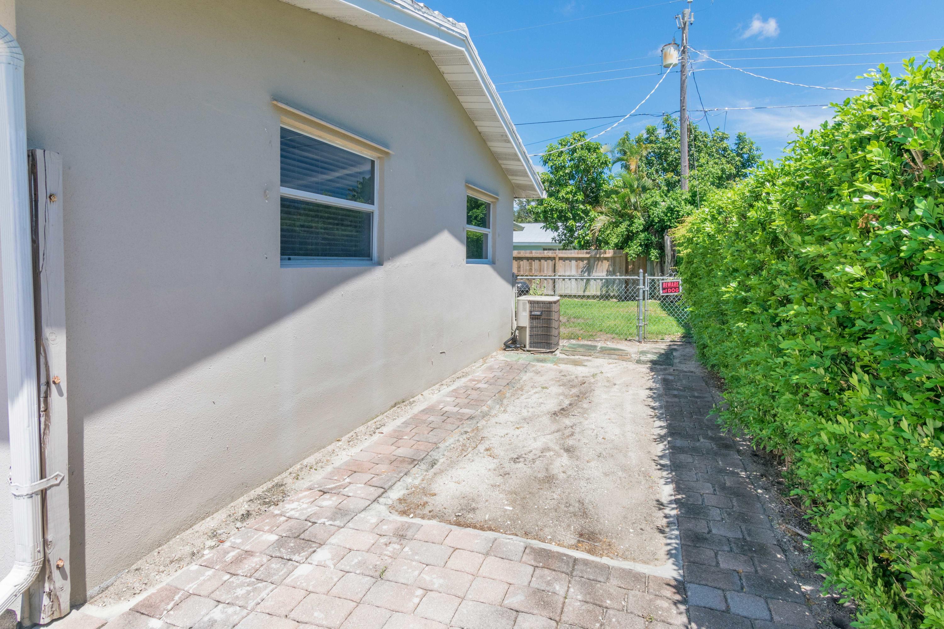 513 Harbour Road North Palm Beach, FL 33408 - Photo 38 of 48 Sideyard