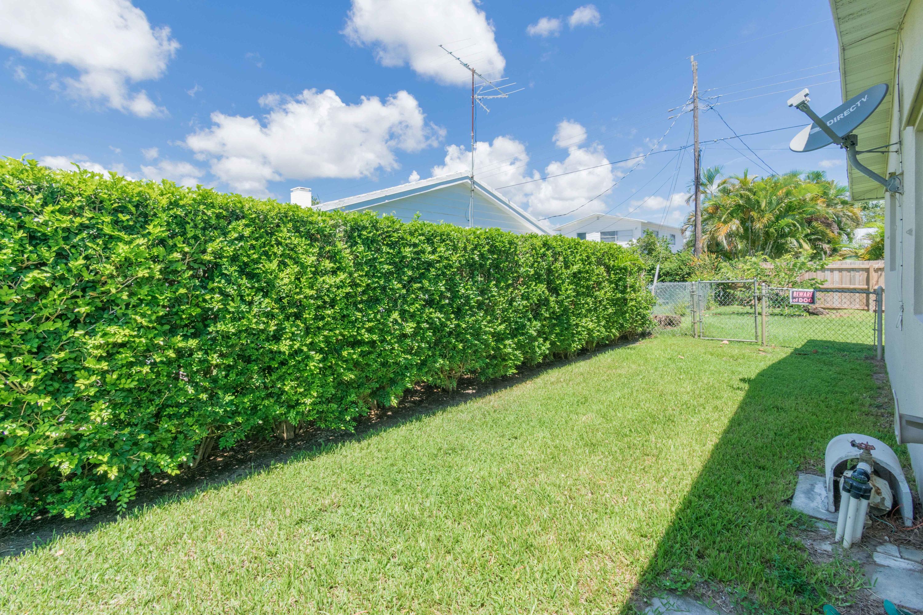513 Harbour Road North Palm Beach, FL 33408 - Photo 39 of 48 Sideyard