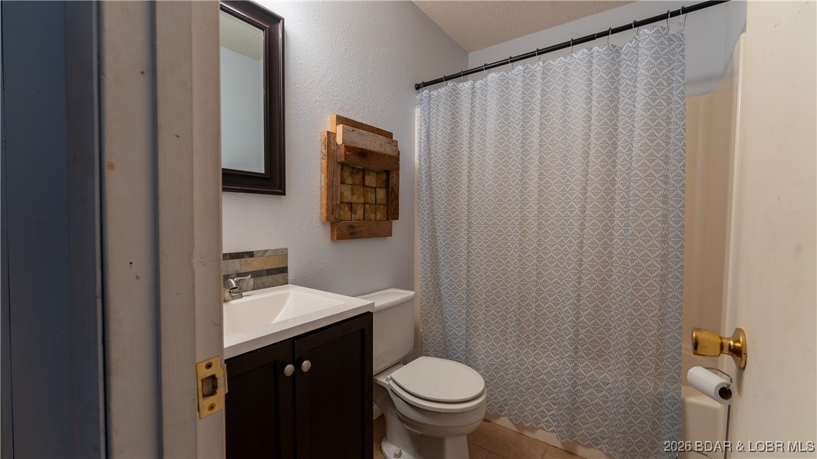 2859 Twin Rivers Point Camdenton, MO 65020 - Photo 16 of 30 Primary Shared Hall Bath