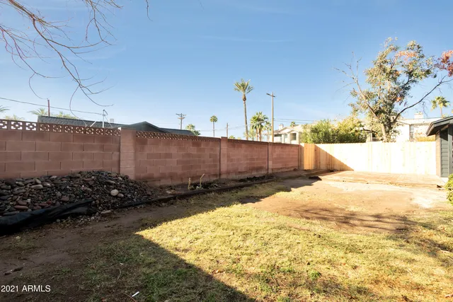 a view of a backyard of the house