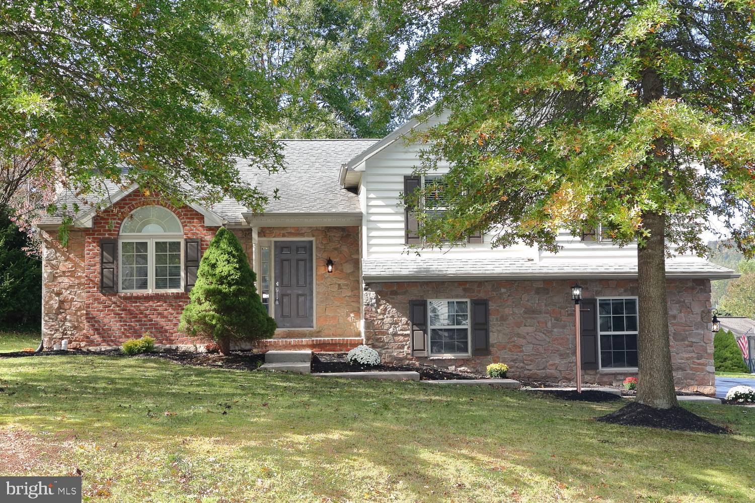 901 Rebecca Drive Lititz, PA 17543 - Photo 1 of 25