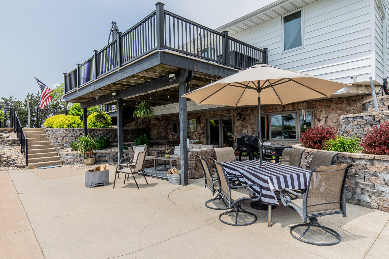 3980 East 4th Road Mendota, IL 61342 - Photo 30 of 44 a view of a patio with a table and chairs under an umbrella