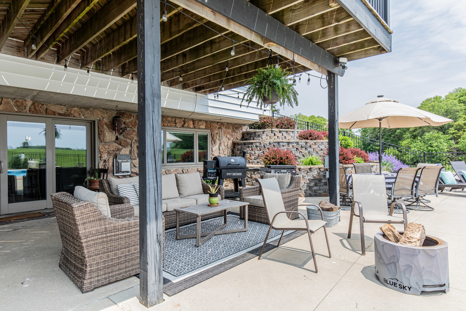 3980 East 4th Road Mendota, IL 61342 - Photo 33 of 44 a patio with a table and chairs