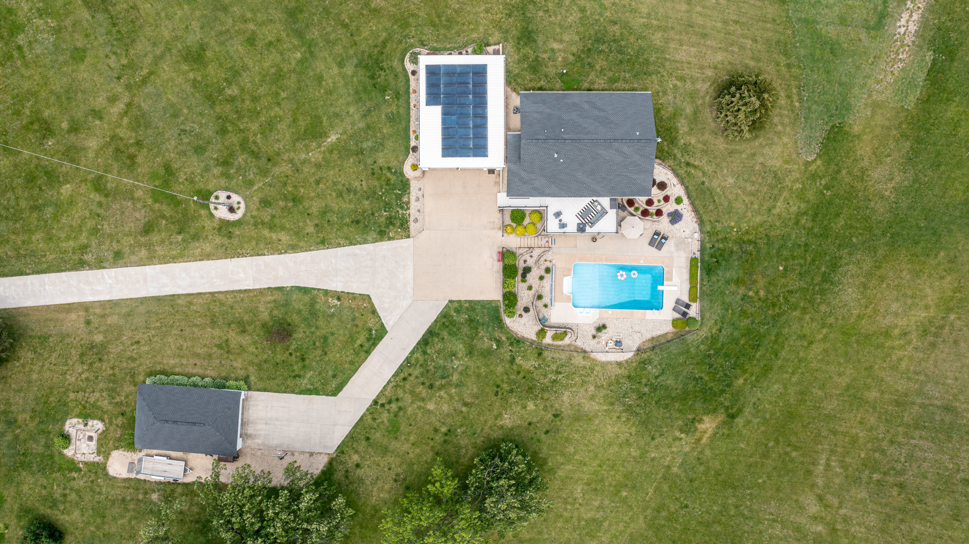 3980 East 4th Road Mendota, IL 61342 - Photo 39 of 44 an aerial view of a house with a garden