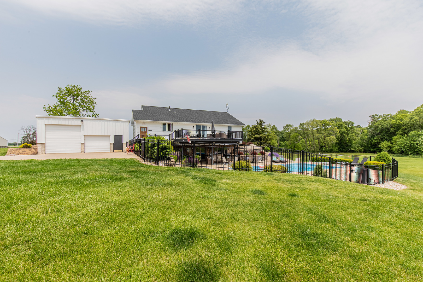 3980 East 4th Road Mendota, IL 61342 - Photo 40 of 44 a house view with a sitting space and garden
