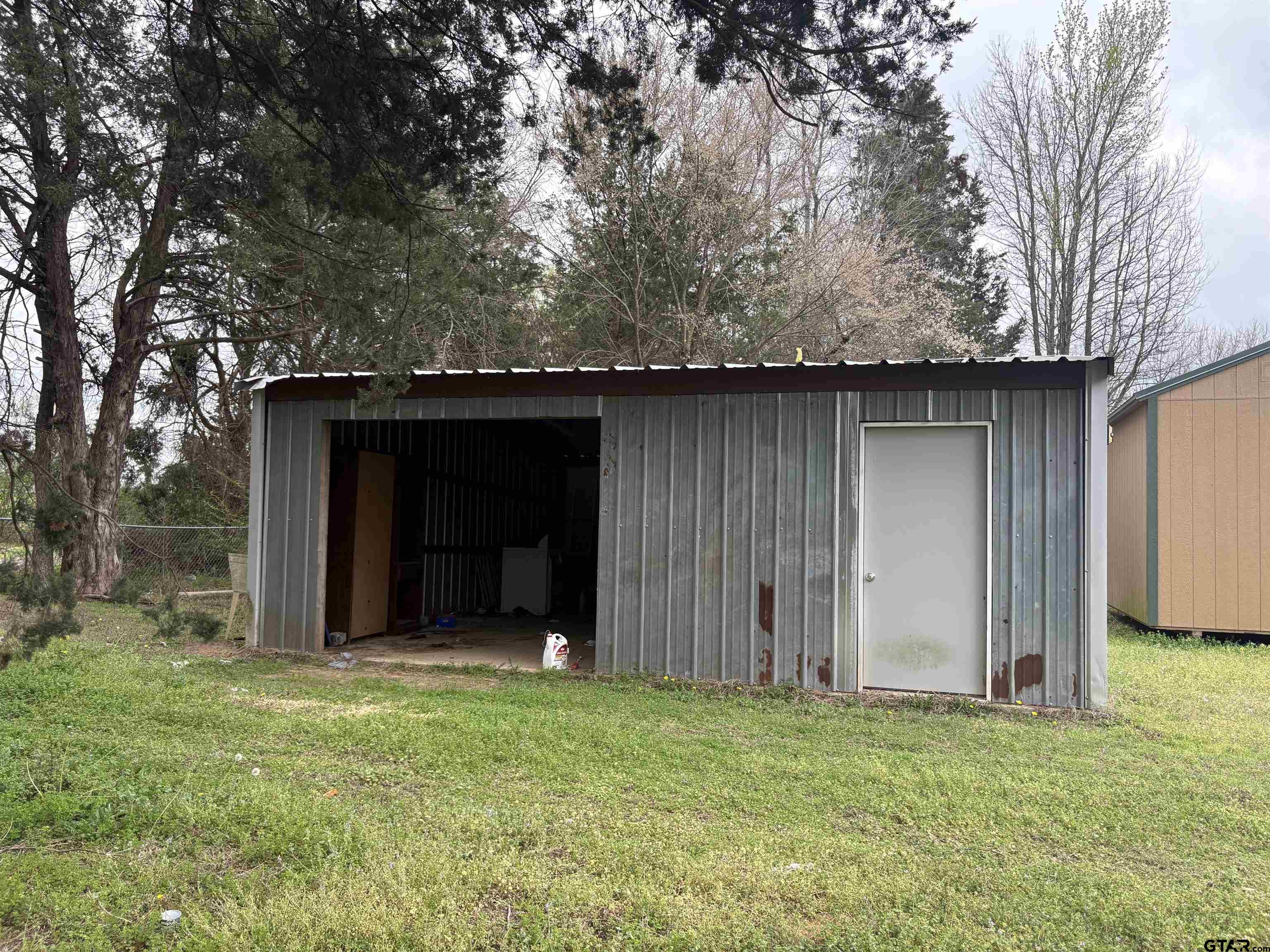 310 Cr 4231 Mount Mount Pleasant, TX 75455 - Photo 6 of 19 a backyard of a house
