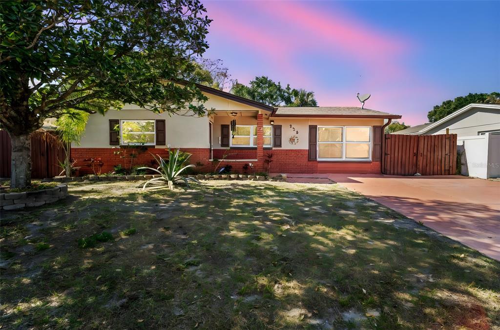 a view of a house with a yard