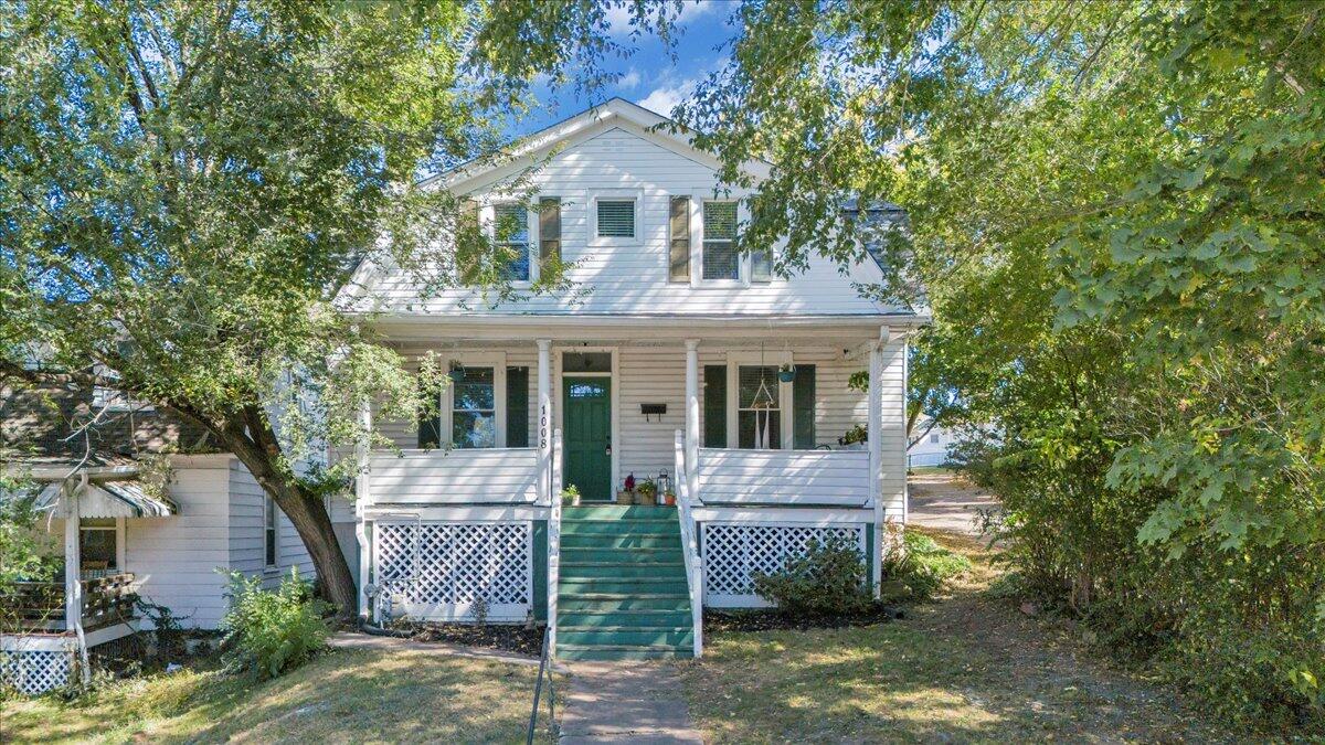 1008 5th Street Southeast Roanoke, VA 24013 - Photo 2 of 60 a front view of a house with a garden